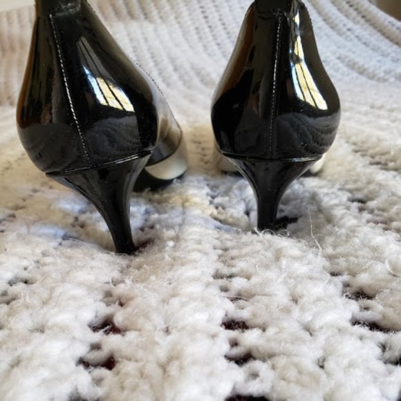 Anne Klein Black and Ivory Patent Leather heels. - Picture 4 of 5